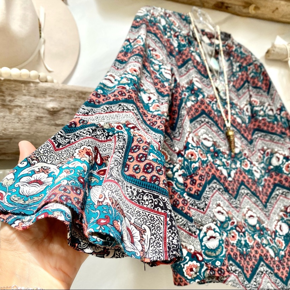 Sweet BOHO peasant blouse w gypsy long sleeves w folk/prairie floral vibe 🦋✨